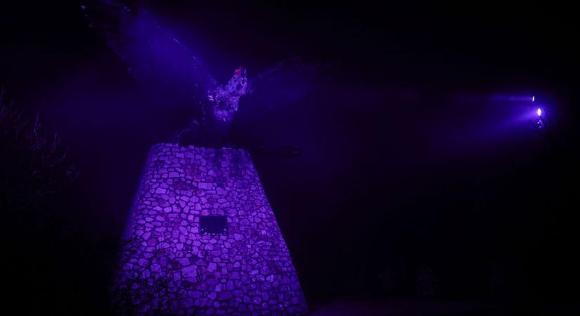 A legapróbb hősök előtt tiszteleg a tatabányai Turul-szobor