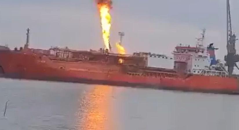 Betaláltak az orosz drónok: egy román falutól méterekre lángol egy olajtanker a Dunán