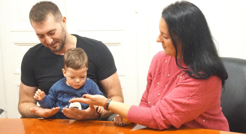 „Ő ott feküdt, és tudta, hogy ott vagyunk“ – egy komáromi koraszülött kisfiú története a világnapon