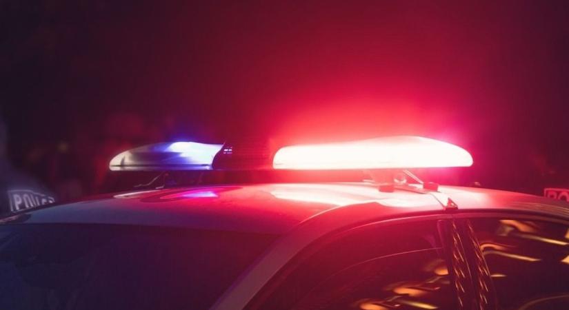 Két gépkocsi ütközött össze Szegeden, egy villanyoszlop is kidőlt