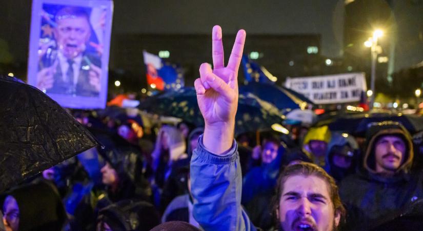 „Szlovákiát nem adjuk! Elég volt Ficóból!” – Tízezrek demonstráltak Pozsonyban november 17-én