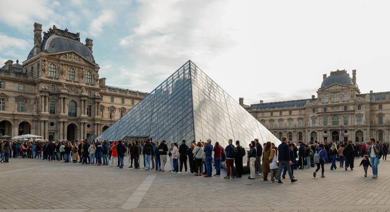 Újabb csapás a Louvre-ra: szerkezeti probléma miatt bezár a múzeum egy része