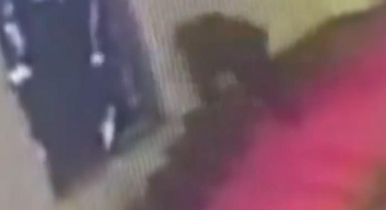 Megbotlott és fejjel áttörte a történelmi Sironi-üvegablakot egy olasz tanácsos