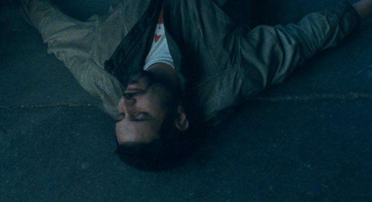 Beton.Hofit megverték egy tüntetésen, majd felébredve rágyújtott egy cigire Tarr Bélával