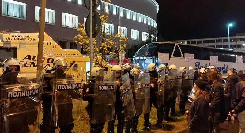 Nő(k)re támadt egy rendőr Újvidéken