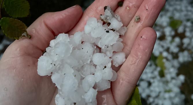 Ömlött a jégeső a zivatarfelhőkből a Viharsarokban