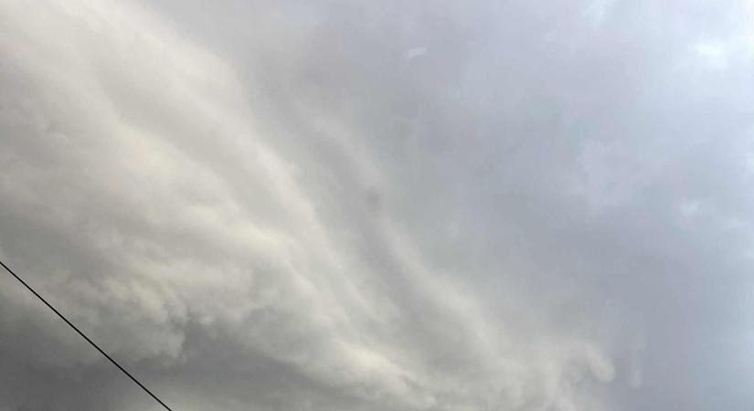 Máshol csak szakadt az eső, Csanádpalotát azonban jég verte el