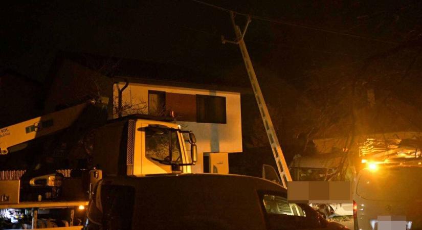 Villanyoszlopnak csapódott egy kisteherutó, fotókon az esti baleset