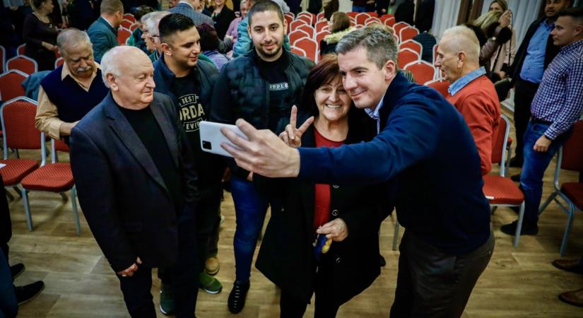 Kocsis Máté hazudozott, hergelt, brüsszelezett Komádiban – körülrajongták a hívek