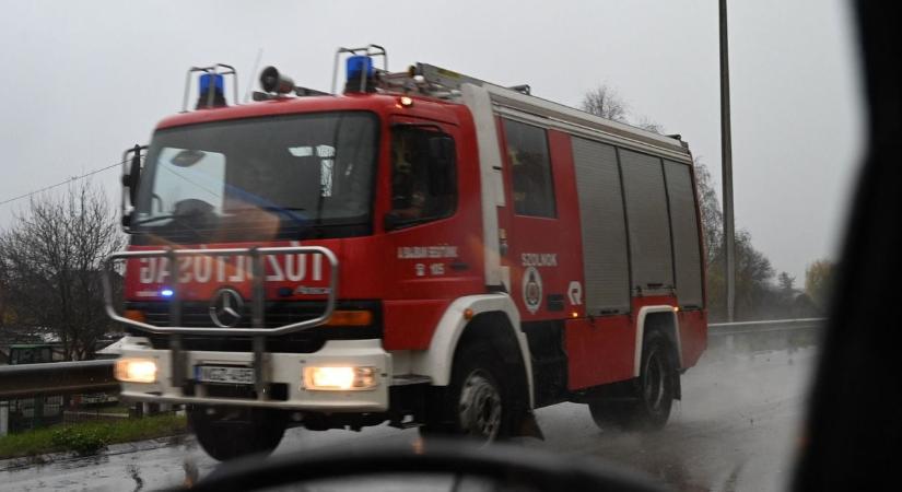 Dörgés, villámlás, orkánközeli szél – durva vihar érte el Szolnokot