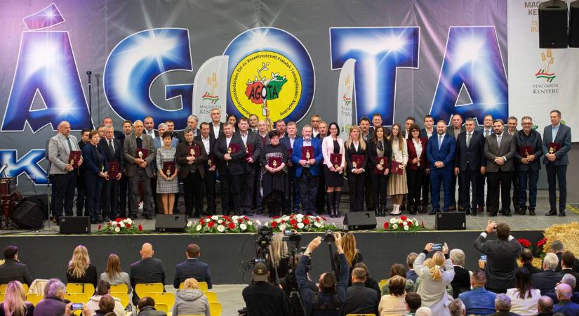 A sok-sok kamionnyi adományt az átadott kis zsákok jelképezték — fotók