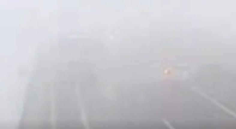 Alig látni valamit a ködtől Kőröshegyi völgyhídon készült felvételen, pont ezért történt baleset