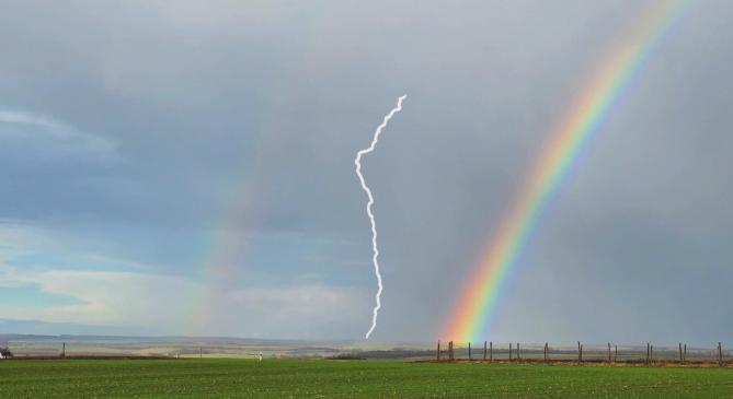 Szivárványok, peremfelhős viharok és villámok tarkították a hét első napját