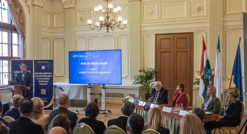 „Egy vakcina csak akkor véd, ha benne van az ember karjában” – Karikó Katalin erős üzenetet hozott az SZTE innovációs napjára