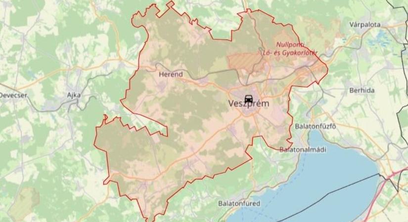 Ház falának ütközött egy autó Veszprémben