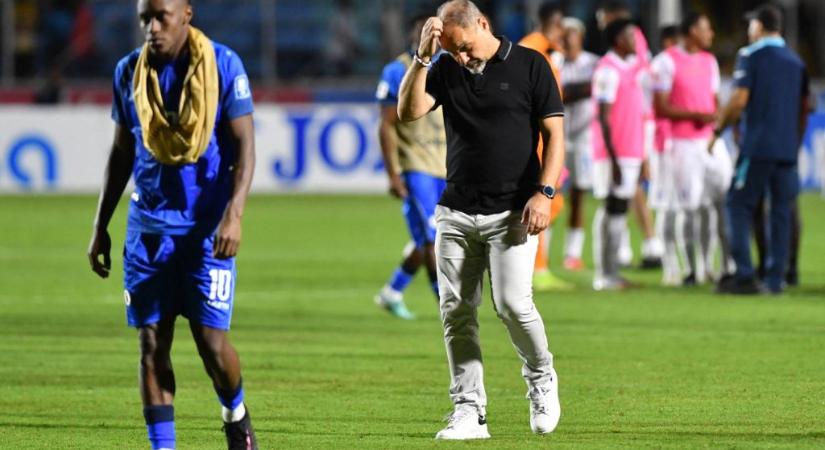 Bizarr történet: ott lehet a vébén egy válogatott, amelynek edzője még nem tehette be a lábát az országba