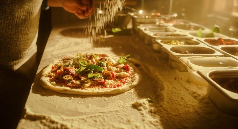 Eladta az egymilliomodik pizzáját, majd váratlan ajándékot adott egy törzsvásárlójának