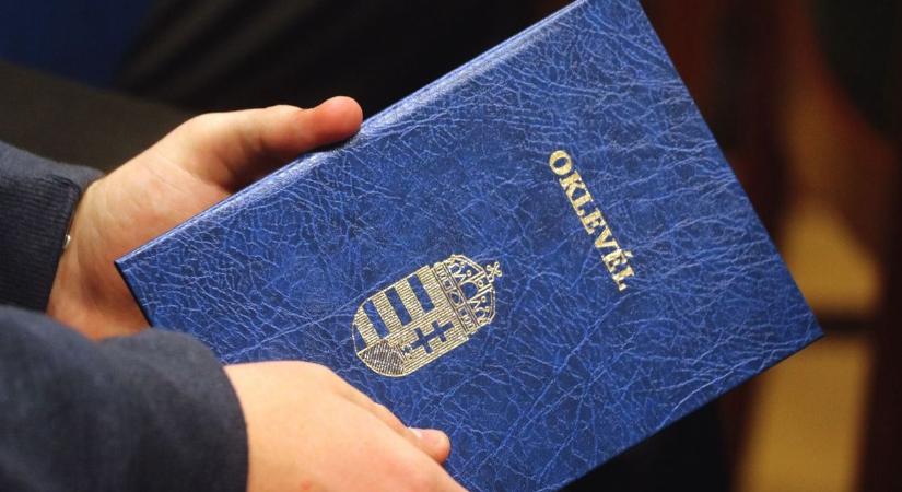 Vége egy korszaknak: megváltozik a magyarok egyik legfontosabb hivatalos dokumentuma, bevezetik az új verziót – ez lesz a sorsa az eddig használt papíralapúnak