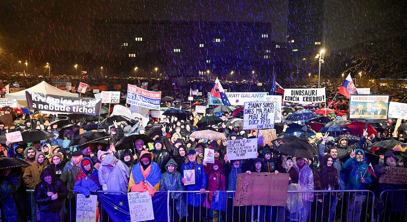 Több ezren tüntettek Orbán szövetségesei ellen
