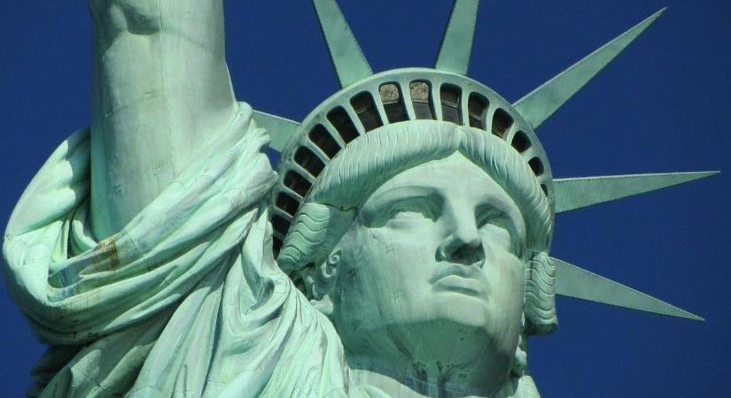 Magyar zászló a New York-i Szabadság-szobron