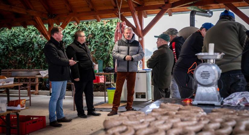 Így kapcsolódik a járdaavatás a disznóvágáshoz (Galéria)