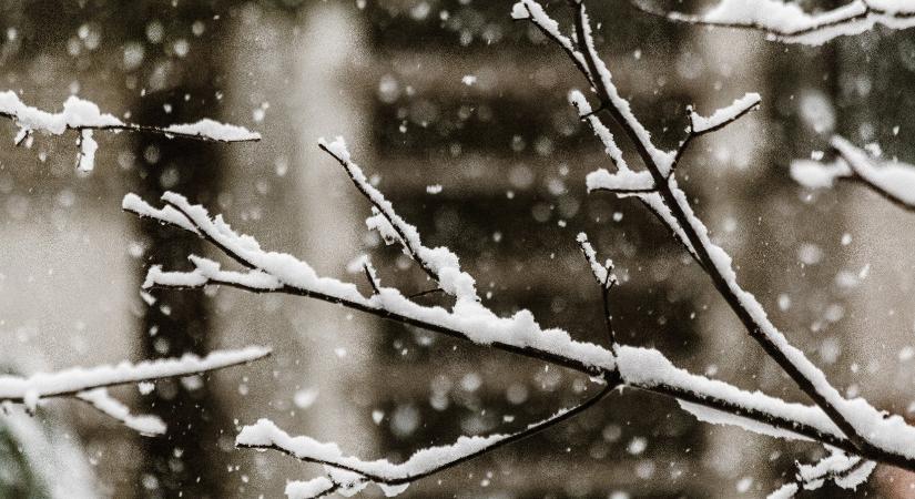 Hózáporra figyelmeztetnek a meteorológusok, mutatjuk hol kell a hótaposó