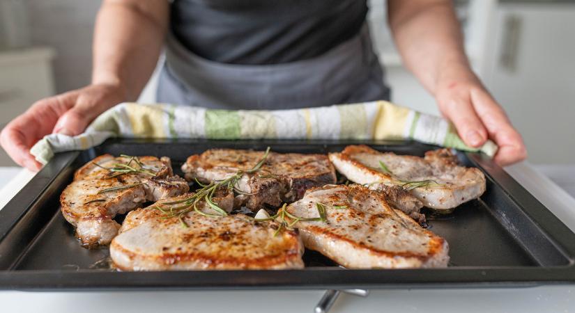 Ezt a hibát szinte mindenki elköveti a sertéshús sütésénél: egy trükkel sokkal szaftosabb és omlósabb lesz