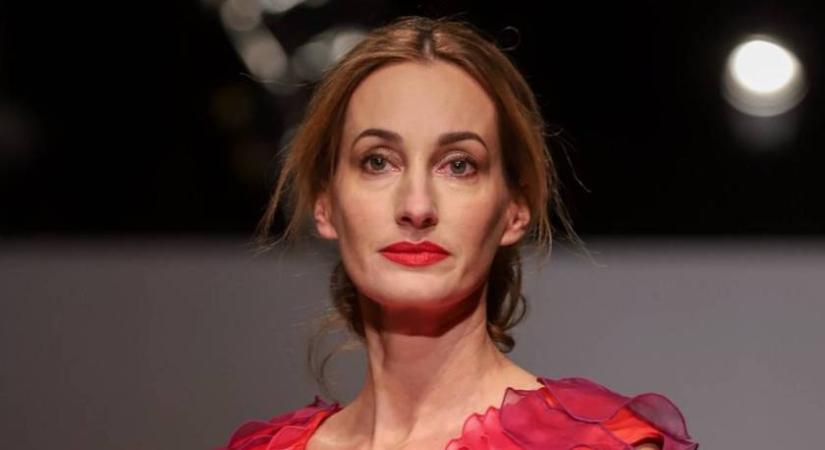 Epres Panni fia piszok sármos a szalagavatós videón: a 18 éves Mór egy fejjel magasabb anyjánál