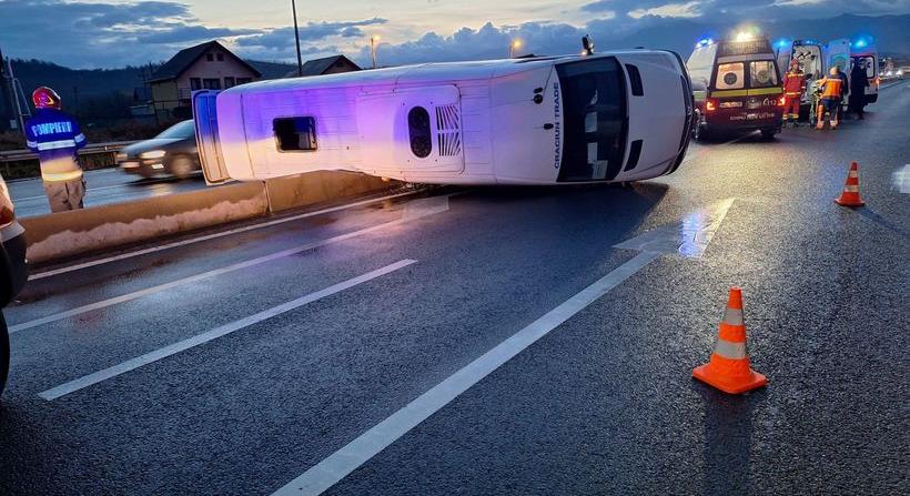 Vörös beavatkozási terv: kisbusz és személyautó ütközött
