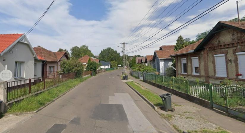 Tetejére borult egy kocsi Ózdon