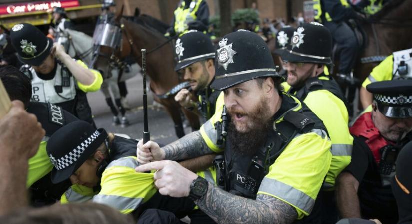 Nocsak, már a brit kormány is szigorítaná a menedékjogi kérelmek elbírálási rendszerét