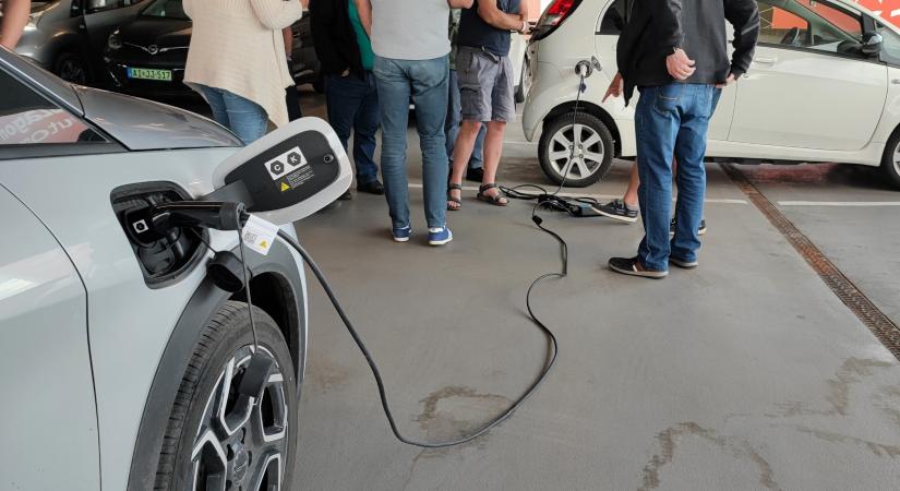 Kevés a nyilvános töltő, de úgyis otthon töltenek a magyar villanyautósok