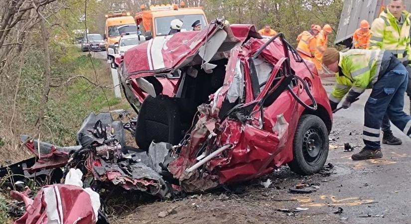 Megrázó fotók a dunavecsei halálos baleset helyszínéről, kettészakadt az autó