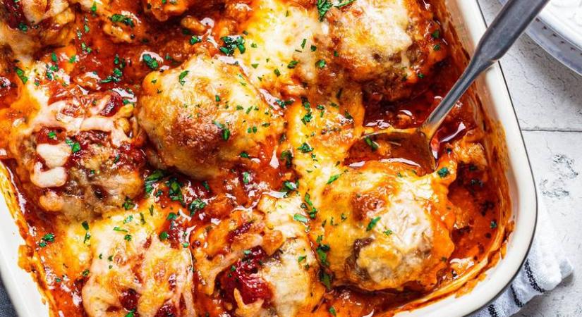 Tepsis húsgolyó paradicsomszószban: mennyei és egyszerű