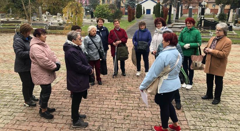 Gyalogoltak a páterdombi idősek, már klubba tömörülve, sőt libajelmezben is mozognak az egészségükért