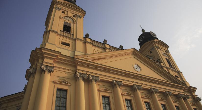 Videó: 10 fokban sétált anyaszült meztelenül egy család Debrecenben