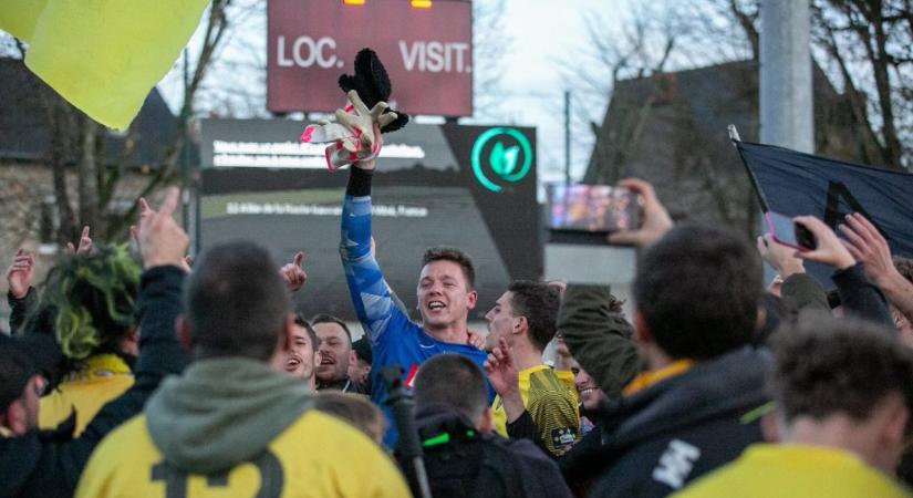 Óriási ollózós góllal mentette meg csapatát a kapus a 90. percben