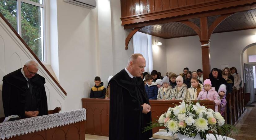 Hálaadó istentisztelet a megújult kisbégányi református templomban - „Mindeddig megsegített minket az Úr”