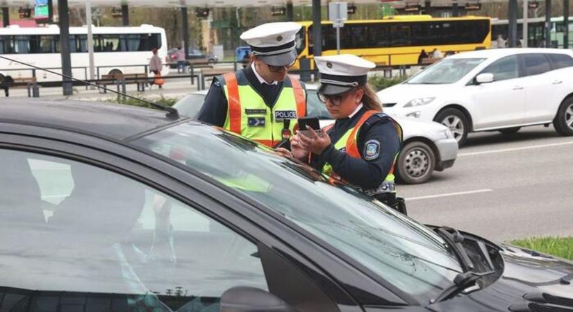 Elaludt a volánnál és az árokban kötött ki – még csak ez volt a kisebb baj!