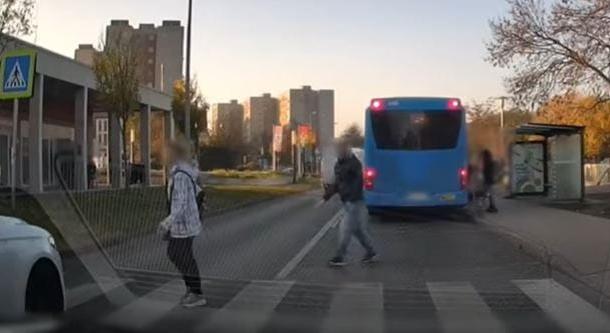 Videó: Záróvonal, előzés, gyorshajtás – bármi megtörténhet a gyalogátkelőknél