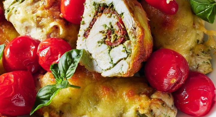 Pesztós, göngyölt csirkemell a sütőből: a tetején mozzarella pirul