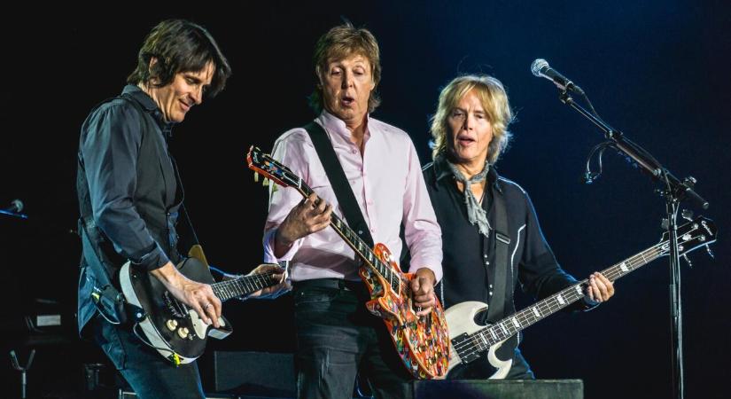 Közel három percnyi csend