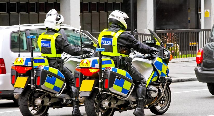 Üldözés közben támadtak meg egy motoros rendőrt