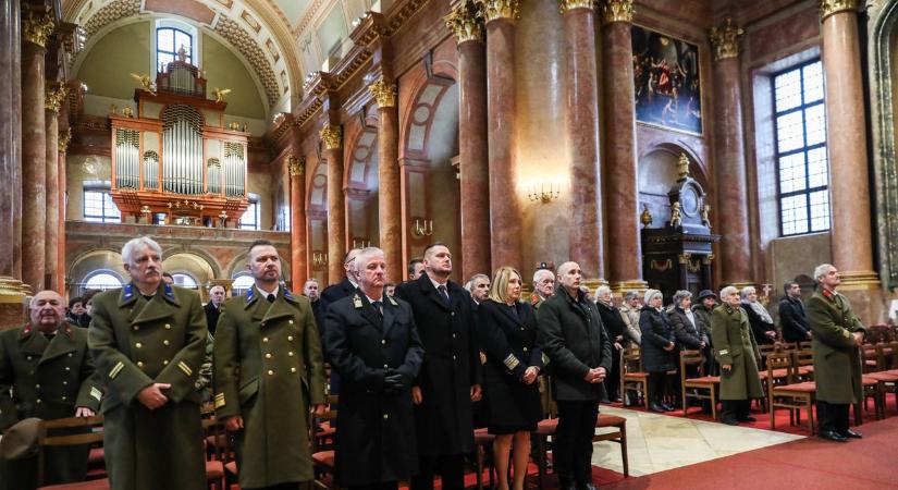 Megemlékező szentmisét tartottak a szombathelyi székesegyházban - fotók