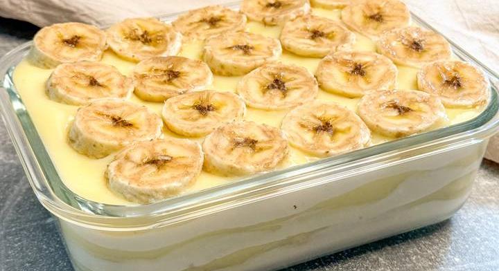 Mennyei joghurtos-banános puding keksszel rétegezve: sütés nélkül készül