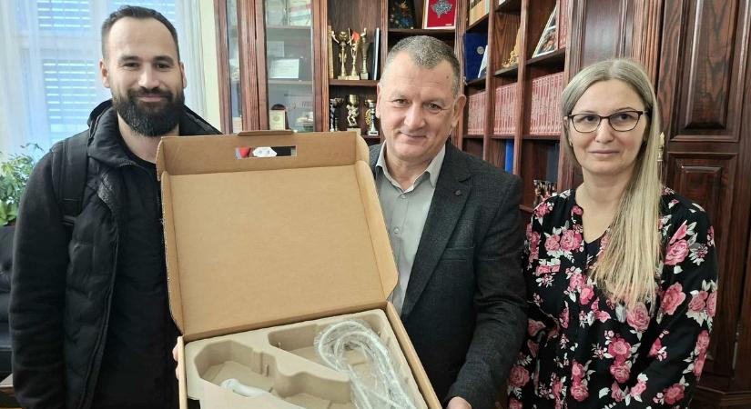 Tíz ilyen életmentő készülék van az országban, az egyik Abonyba került