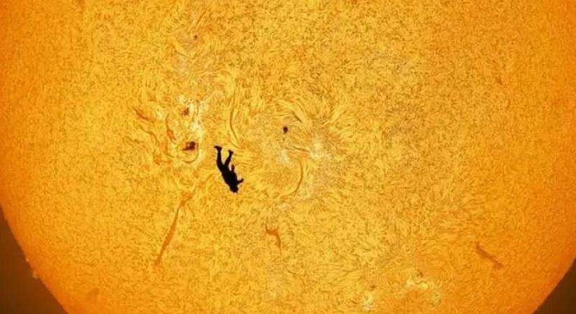 A Napba zuhanni látszó ejtőernyős fotója nyerte meg az internetet a héten