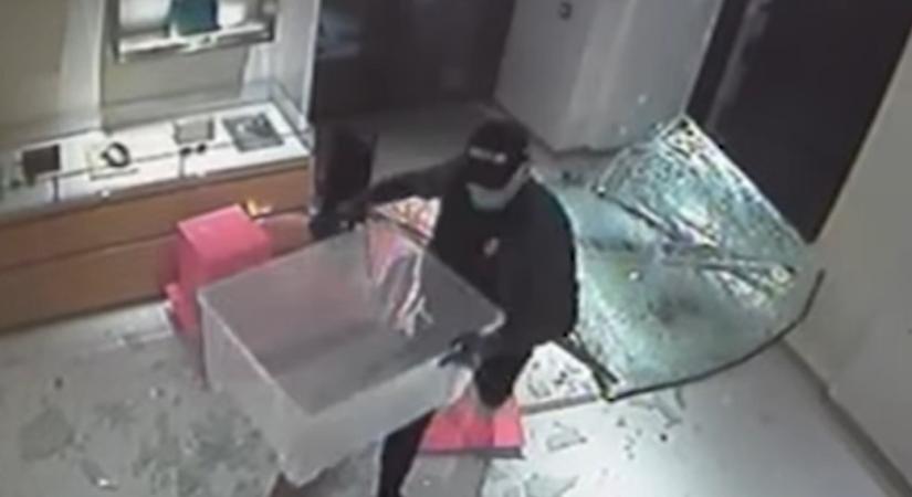 Vádat emeltek a betörők ellen, akik autóval tolattak bele az Andrássy úti Louis Vuitton-bolt kirakatába