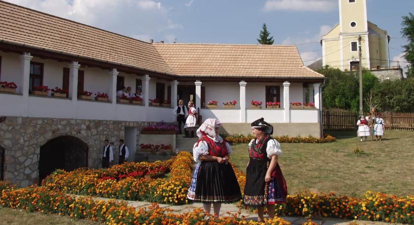 Kézművesház – Csipke kiállítás, Kazár