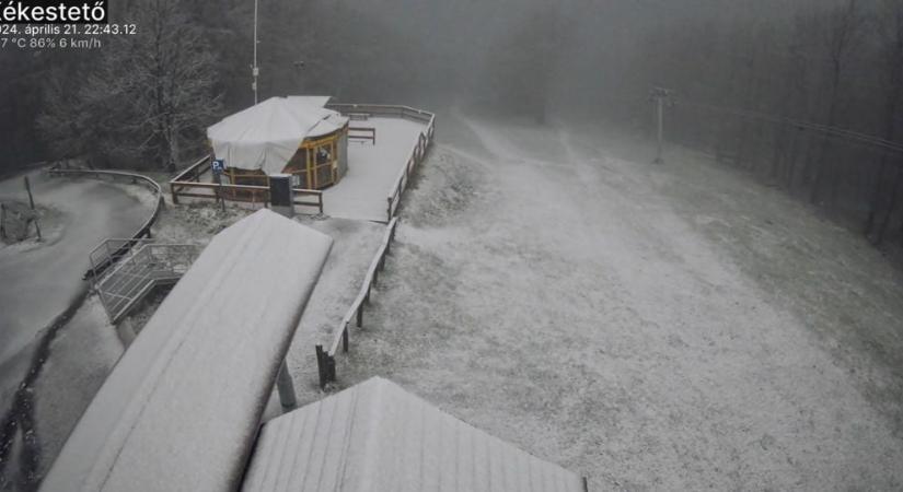 Leesett az első hó, kifehéredett a Kékes